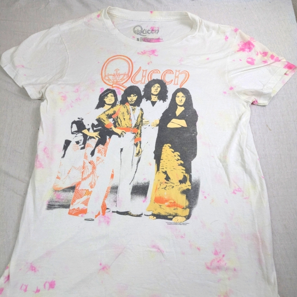 Queen Vintage 2010 Tee by Bravado Featuring Band Pic Front Tie Dye Small
